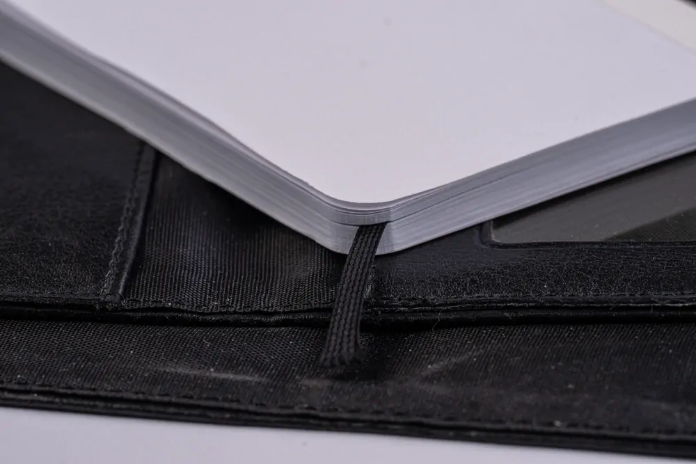 Diář týdenní kapesní A6 Pocket - koženka s klopami a kapsami
